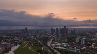 Günbatımında Manchester Şehir Merkezi: Bir Hava Zaman Çizelgesi Görünümü