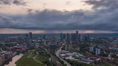 Manchester City 'nin Zaman Çizelgesi Sunset' te dramatik Bulutlar ve Yağmurlu