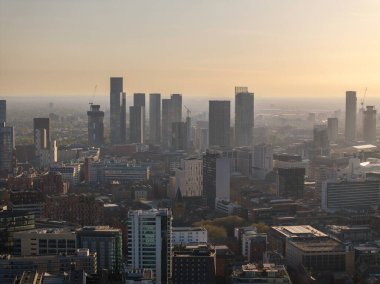 Manchester Şehir Merkezi Sıcak Tonlar Altında Sakin Günbatımında Skyline