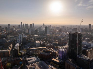 Günbatımında modern gökdelenlerle Manchester Skyline 'ın panoramik görüntüsü