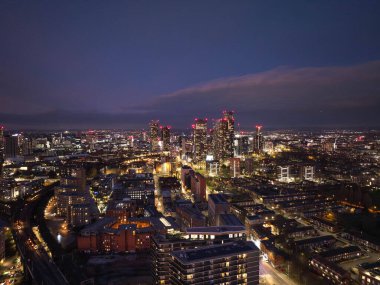 Günbatımında Deansgate Meydanı 'nın yer aldığı Manchester' ın ufuk çizgisinin çarpıcı bir görüntüsü, ışıklarla aydınlatılmış canlı bir şehir manzarası, şehrin dinamik ve modern mimari anahatlarını gözler önüne seriyor..