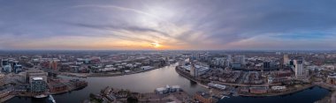 Manchester 'ın Hava Panorama' sı Nehir Önü Manzaralı Günbatımında