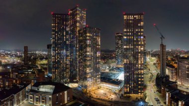 Manchester 'ın Deansgate Meydanı Gökdelenleri ve Şehir Manzarası Gece Manzarası