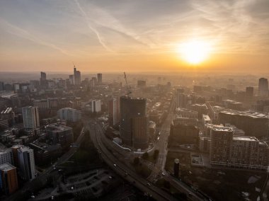 Canlı Renklerle Gündoğumunda Leeds Şehir Merkezi Hava Görüntüsü