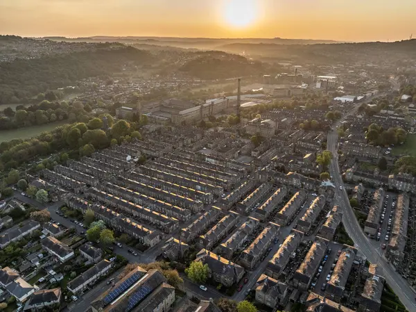 Güneş Doğarken Saltaire Village 'ın Manzaralı Hava Görüntüsü