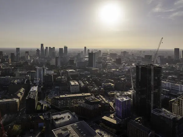 Günbatımında modern gökdelenlerle Manchester Skyline 'ın panoramik görüntüsü