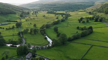 Buckden Village 'ın çarpıcı hava manzarası Yorkshire Dales Ulusal Parkı' na yerleştirildi.