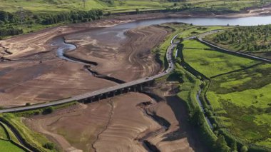 Büyük Manchester 'a içme suyu sağlayan sistemin bir parçası olan rezervuar, kuraklık şartları sırasında belirgin derecede düşük olan Woodhead rezervuarının havadan görünüşü, Haziran 2025' te Kuzey Derbyshire 'da yer almaktadır.