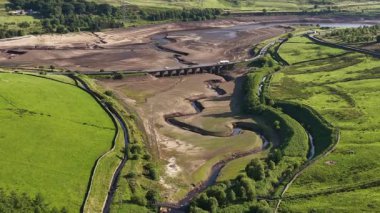 Büyük Manchester 'a içme suyu sağlayan sistemin bir parçası olan rezervuar, kuraklık şartları sırasında belirgin derecede düşük olan Woodhead rezervuarının havadan görünüşü, Haziran 2025' te Kuzey Derbyshire 'da yer almaktadır.