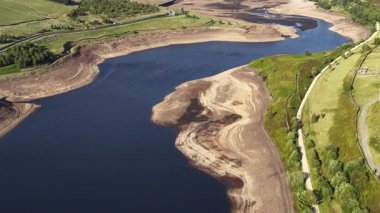 Büyük Manchester 'a içme suyu sağlayan sistemin bir parçası olan rezervuar, kuraklık şartları sırasında belirgin derecede düşük olan Woodhead rezervuarının havadan görünüşü, Haziran 2025' te Kuzey Derbyshire 'da yer almaktadır.