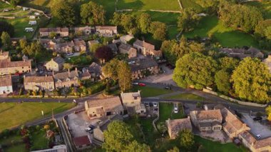 Yorkshire Dales 'deki çarpıcı hava manzaralı Buckden Köyü Akşam güneşinde yıkandı