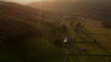 Yorkshire Dales 'deki Buckden Köyü' nün çarpıcı hava manzaralı tarlaları akşam güneşinde yıkandı.