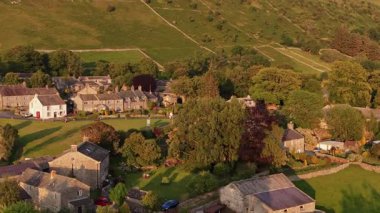 Yorkshire Dales 'deki çarpıcı hava manzaralı Buckden Köyü Akşam güneşinde yıkandı