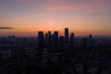 Yılın en uzun gününde Deansgate Kompleks Binalarının Üzerinde Gün Doğumu