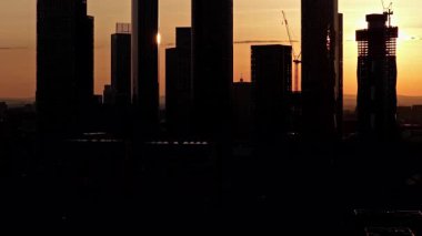 Manchester Deansgate şehrinin çarpıcı zaman atlaması En Uzun Gün Gündoğumunda Skyline 'da