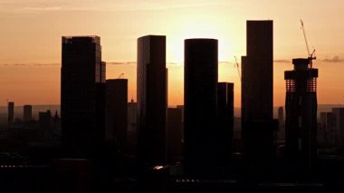 Manchester Deansgate 'de Şok Edici Gündoğumu Skyline Modern Gökdelen Mimarisini ve Kentsel Gelişimi Gösteriyor