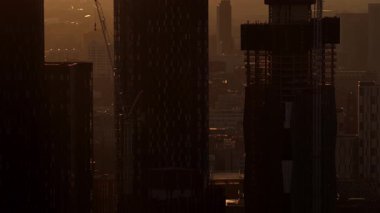 Manchester Deansgate Kompleksi Aktif Yapı Turnalarıyla Modern Şehir Binalarının Üzerinde Gündoğumu