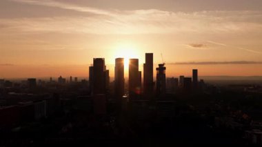 Gündoğumunda nefes kesici Manchester Şehri Deansgate Kompleksi Gökdelenleri Altın Işıkla yıkandı