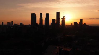 Deansgate Modern Binaları ile Manchester City üzerinde nefes kesici Sabah Gündoğumu Skyline
