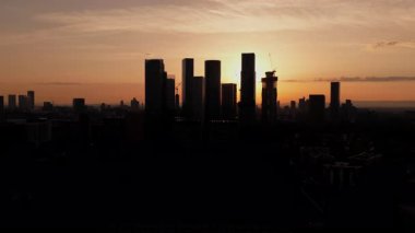 Manchester 'ın Modern Deansgate Kompleks Şehri' nin En Uzun Gününde Muhteşem Gün Doğumu