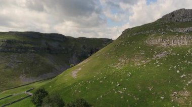 Şafak vakti Gordale Scar, Malham Cove ve Yorkshire Kireçtaşı 'nın çarpıcı insansız hava aracı görüntüsü
