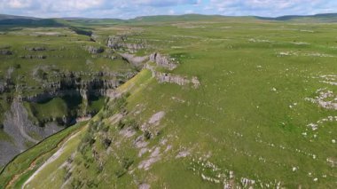 Yorkshire Dales Ulusal Parkı 'ndaki Gordale Yara Kireçtaşı Geçidi Hava Aracı Görünümü