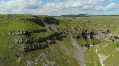 Gordale Scar ve Malham Cove 'un görkemli insansız hava aracı görüntüsü Yorkshire Dales kireçtaşı manzarası