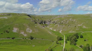 Drone Görüntüsü Gordale Yara Boğazı 'nın Yorkshire Kireçtaşı Manzarasını Yakalıyor