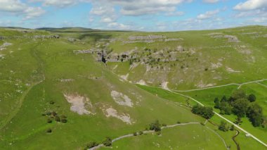 Gordale Yara Vadisi Panoramik İnsansız Hava Aracı: Görkemli Kireçtaşı Uçurumları ve Verdant Yorkshire Peyzajı