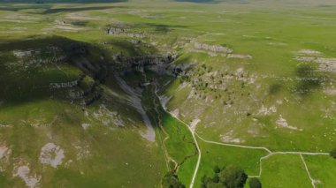 Şafak vakti Yorkshire Dales Ulusal Parkı 'nda Gordale Scar ve Malham Cove' un hava aracı görüntüsü.