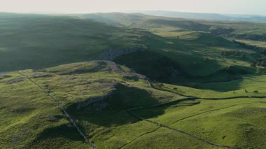 Hava Aracı: Malham Koyu ve Yorkshire Dales Kireçtaşı Sahnesi Huzurlu Şafak Vakti