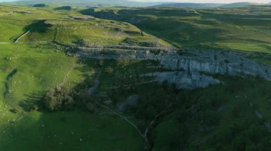 Çarpıcı Yorkshire Dales Manzarası: Şafakta Malham Koyu Kireçtaşı Uçurumları İnsansız Hava Aracı Görünümü