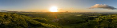 Yorkshire 'ın Yeşil Çayırları ve Rolling Hills' in Üzerinde Panoramik Gün Doğumu