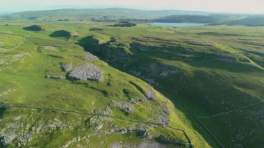 Şafakta Malham Kireç Taşı oluşumunun ve Yorkshire Dales 'in Sersemletici Hava Manzarası