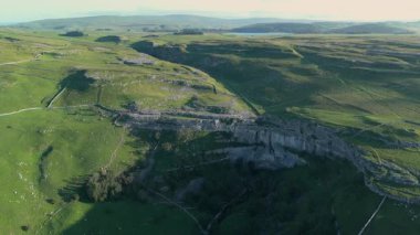 Güzel Altın Şafak 'ta Malham Koyu ve Yorkshire Kireç Taşı Manzarası Drone Hava Görüntüsü