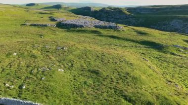Yorkshire Dales 'de Şafak vakti Malham Kireçtaşı Kalkanı ve Koyu' nun Çarpıcı Hava Manzarası
