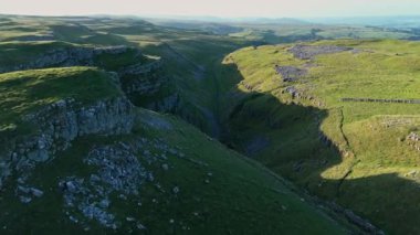 Yorkshire 'ın Şafak vakti Sersemletici Malham Koyu Kireçtaşı Pavyonu' nun Hava Aracı Manzarası