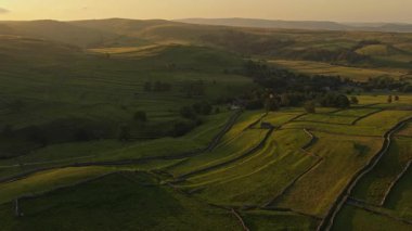 Yorkshire Dales 'deki Malham Köyü Altın Şafak Işığı' nın Çarpıcı İnsansız Hava Aracı Manzarası