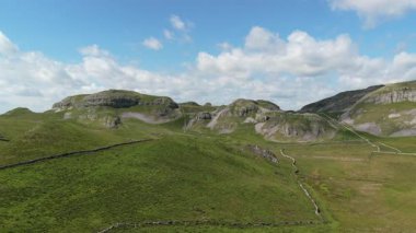 Malham Koyu, Gordale Scar ve Yorkshire Kireçtaşı Yerleşim Bölgesi Panoramik Hava Manzarası