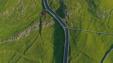 Yorkshire Dales Kireçtaşından Şafakta Uçan Hava Aracı Görünümü