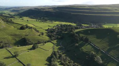 Kettlewell, Yukarı Wharfedale, Yorkshire Dales, İngiltere 'de dolambaçlı bir akarsu ile Sersemletici Yeşil Vadi Panoramik Drone Manzarası.