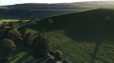 Kettlewell, Yukarı Wharfedale, Yorkshire Dales, İngiltere 'de dolambaçlı bir akarsu ile Sersemletici Yeşil Vadi Panoramik Drone Manzarası.