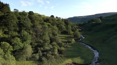 Kettlewell, Yukarı Wharfedale, Yorkshire Dales, İngiltere 'de dolambaçlı bir akarsu ile Sersemletici Yeşil Vadi Panoramik Drone Manzarası.