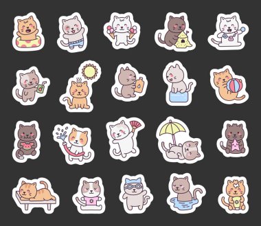 Kawaii karikatür tarzında sahilde kediler. Yaz aktiviteleri yüzüyor, güneşleniyor, yemek yiyor, oyun oynuyor.