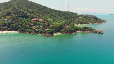 Haad Yao plajının kıyı şeridi havadan görünüyor. Koh Phangan Adası. Tayland