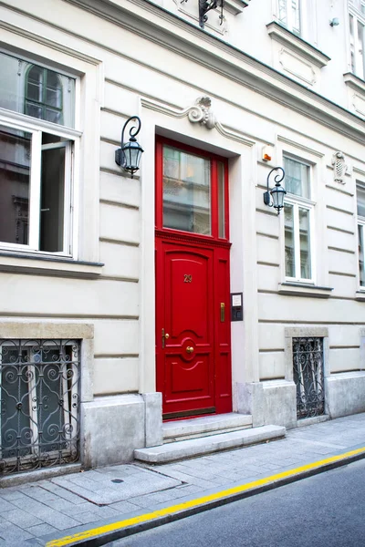 Avrupa sokaklarında antika sokak saatleri