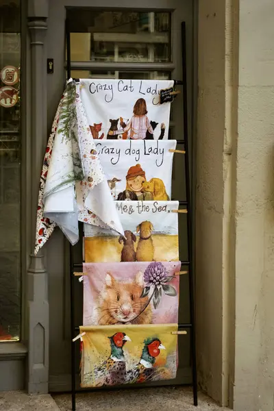 Resim, hayvan resimleriyle süslenmiş havluları ve şirin kedilerle birlikte 