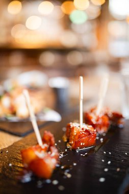 Susam tohumlu çubuklardaki jöleli domuz ısırıklarının yakın plan çekimi ısırıklara odaklanmak. Gurme yemek kavramı.