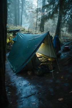 Wilderness Survival: Şiddetli Yağmurda Çadırın Altında Bushcraft Çadırı, Şafağın Soğuğunu Kucaklamak - Dayanıklılık ve Dayanıklılık Sahnesi