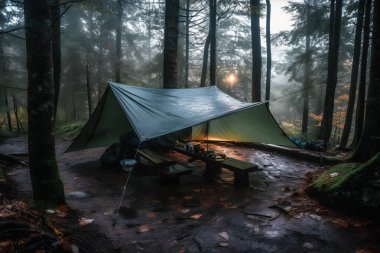 Wilderness Survival: Şiddetli Yağmurda Çadırın Altında Bushcraft Çadırı, Şafağın Soğuğunu Kucaklamak - Dayanıklılık ve Dayanıklılık Sahnesi